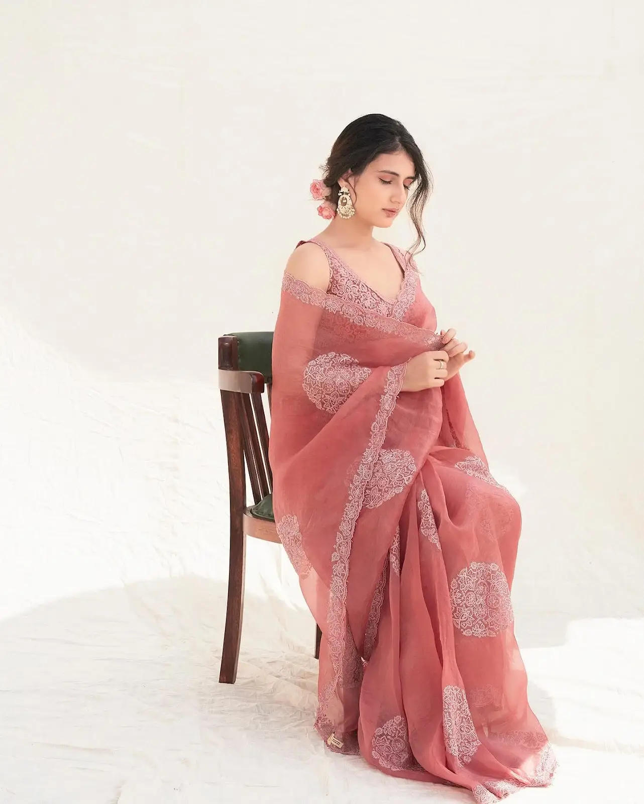 Fatima Sana Shaikh In Sleeveless Pink Saree